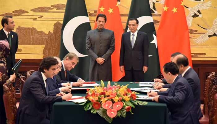 پاکستان کے وزیراعظم عمران خان سرکاری دورے پر چین روانہ