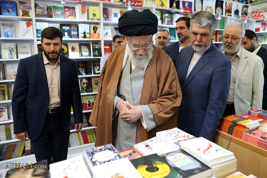 Imam Khamenei visits Tehran’s 32nd International Book Fair
