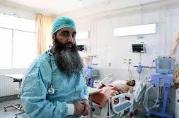 طبيبان داعشيان يعذبان الضحايا ويسرقان اعضاءهم!