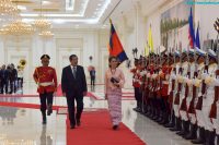 ႏိုင္ငံေတာ္၏ အတိုင္ပင္ခံပုဂၢိဳလ္ကို ကေမာၻဒီးယား၀န္ႀကီးခ်ဳပ္ဟြန္ဆန္ ဂုဏ္ျပဳႀကဳိဆို  