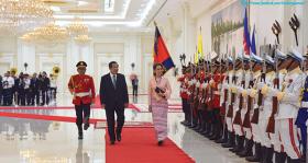   ေဒၚေအာင္ဆန္းစုၾကည္ကို ကေမၻာဒီးယားဝန္ႀကီးခ်ဳပ္ ဂုဏ္ျပဳတပ္ဖြဲ႕ျဖင့္ ႀကိဳဆို ႏွစ္ႏိုင္ငံ ကုန္သြယ္မႈ တိုးျမႇင့္ေရးႏွင့္ ပညာေရးဆိုင