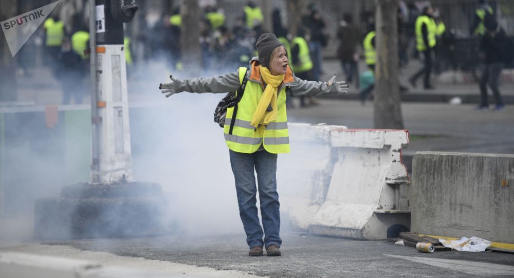 Policial bate em correspondente da Sputnik nos protestos de Paris no Dia do Trabalhador
