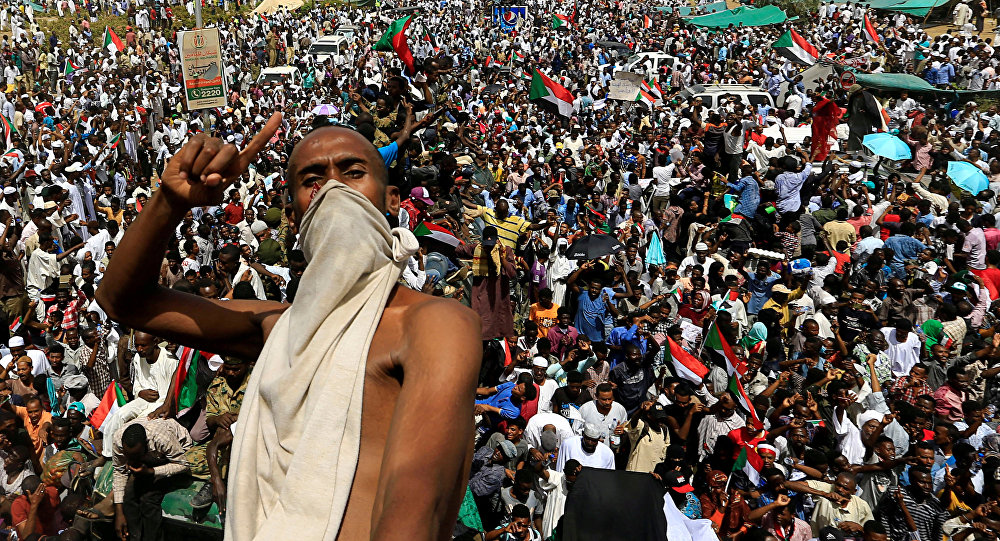 حشود ضخمة تتدفق إلى اعتصام خارج وزارة الدفاع السودانية