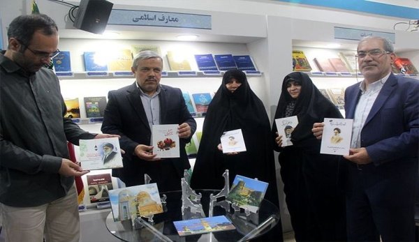  إزاحة الستار عن كتب باللغة العربية عن شخصية قائد الثورة