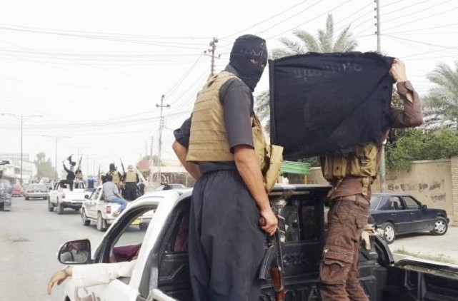  داعش الوحشي يعدم 4 من الحشد العشائري غربي الموصل