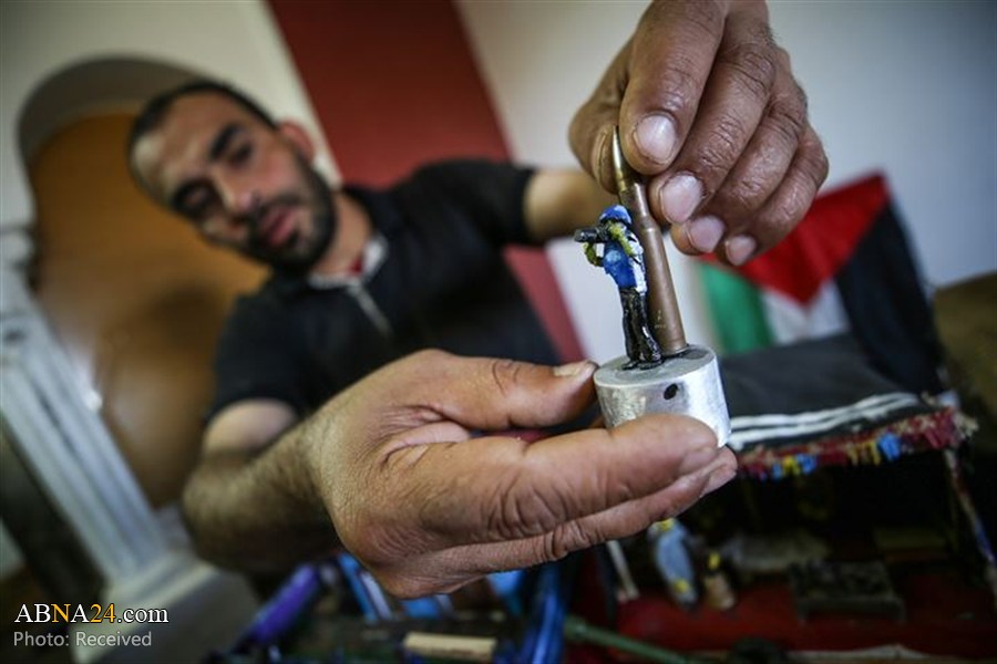 تقرير مصور/ فنان فلسطيني يحول رصاص الصهاينة إلى أعمال فنية 