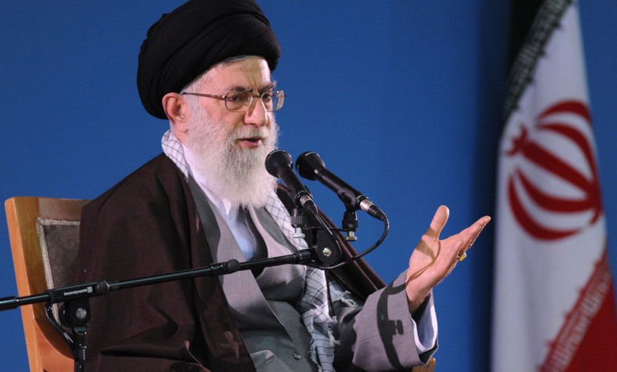 l’Ayatollah Khamenei: «Méfiez-vous des puissances arrogantes!»