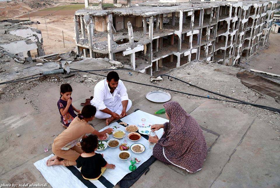 “Los musulmanes de Gaza comenzaron su primer día del Bendito Mes de Ramadán justo tras el alto el fuego con Israel” 