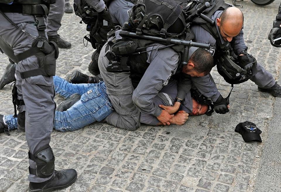 الاحتلال الاسرائيلي يعتدي على مصلين في "باب الأسباط"