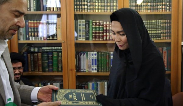 سيدة بوذية تعتنق الإسلام في مرقد الامام الرضا (ع) بمشهد المقدسة