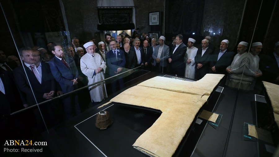 تقریر مصور/ عرض عباءة منسوبة للنبي (ص) في تركيا خلال رمضان