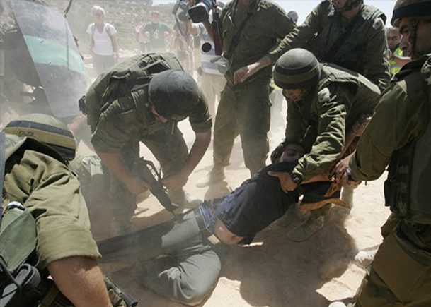 اعتقال 12 فلسطينيا بالضفة الغربية المحتلة