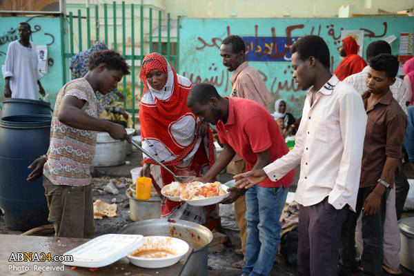 Iftar banquet de manifestants dans les rues de Khartoum