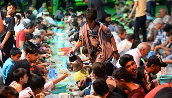 Tradicionalni iftari na ulicama Teherana