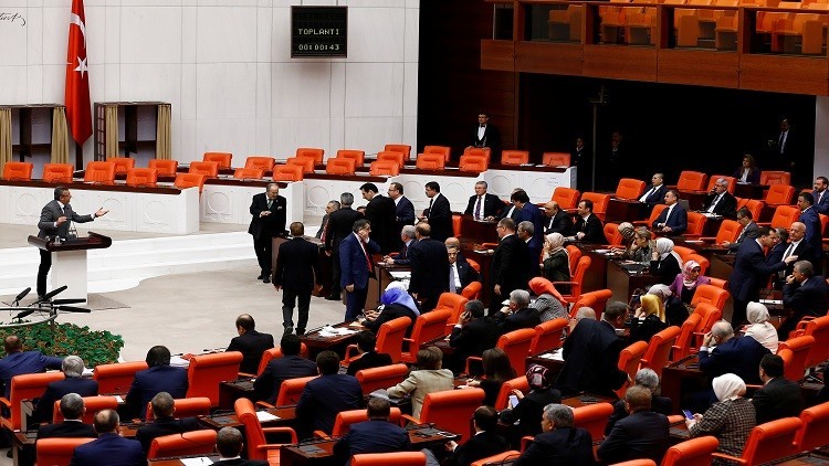  الشرطة تعتقل رجلاً وامرأةً حاولا احتجاز رهائن داخل البرلمان التركي