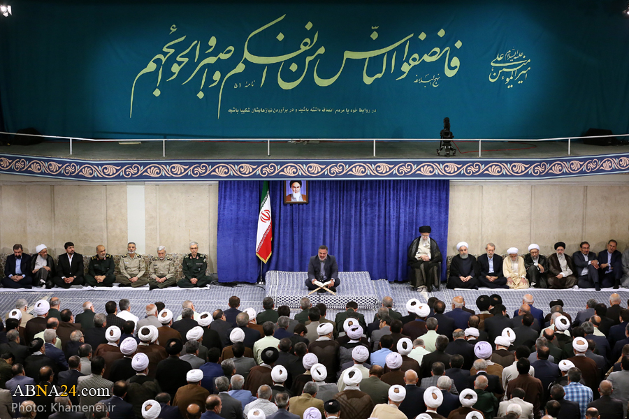 image: l'ayatollah Khamenei lors d'une réunion avec plusieurs hauts responsables du pays