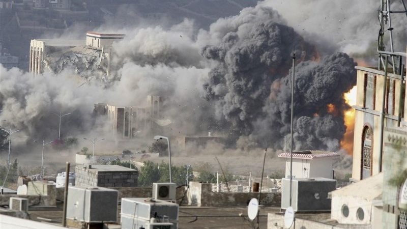 サウジ軍戦闘機が、イエメンの首都の住宅地を爆撃、77人死傷