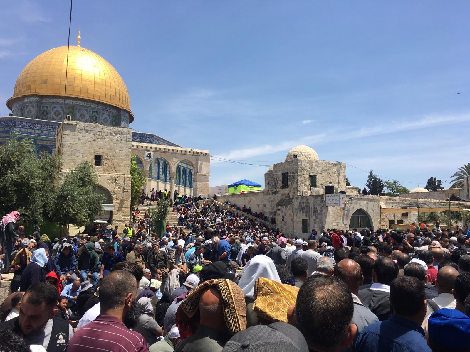الفلسطينيون يتوافدون للأقصى لأداء "جمعة رمضان الثانية"