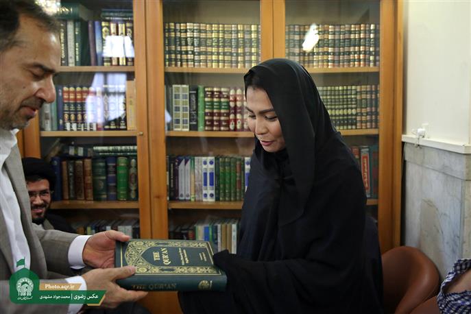 Seorang Wanita Buddha Masuk Islam di Haram Suci Razavi