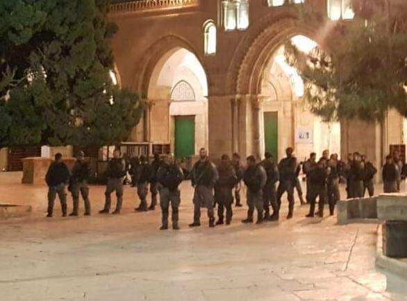 الشرطة الإسرائيلية تستخدم القوة لإخلاء المسجد الأقصى من المعتكفين
