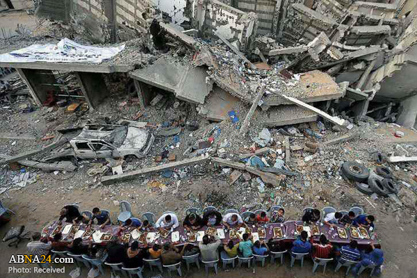 Photos: Iftar banquet beside destroyed houses in Gaza