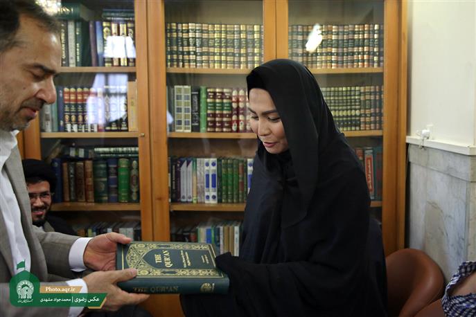 Une bouddhiste se convertit à lislam au mausolée sacré de lImam Reza