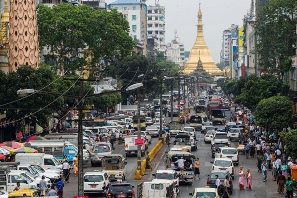 Ang Myanmar na mga Muslim Ipagpatuloy ang Pagsamba pagkatapos ng Mga Pagbabanta ng Manggugulo