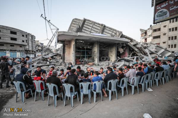 Banquet Iftar à côté des maisons détruites à Gaza