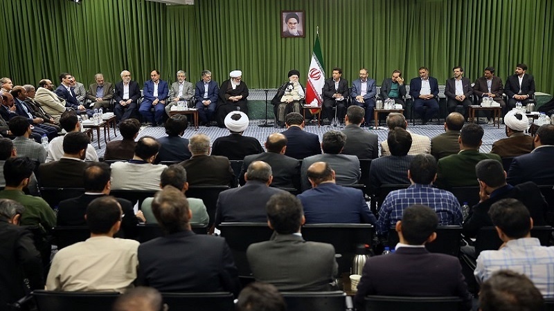 イラン最高指導者が詩人らと会談、ペルシャ語の強化を強調