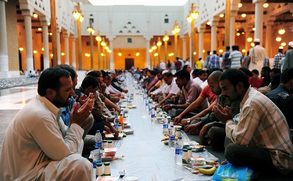 طبيب بريطاني يفجر مفاجآت عن أثار "صيام رمضان" على صحة الإنسان