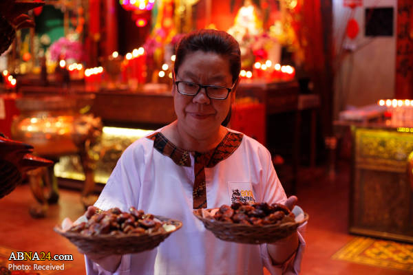 Photos: Iftar banquet at temple, Indonesia