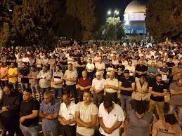 الاحتلال الإسرائيلي يخرج المعتكفين بالقوة من الأقصى ويعتقل شابًا