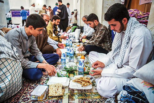 Les Iraniens célèbrent les nuits du mois de Ramadan