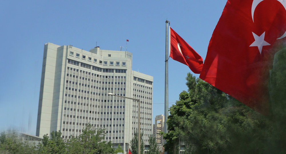 تركيا تنصاع لأمريكا وتعلن تعليق استيراد النفط الإيراني