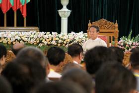 ၀န္ထမ္းမ်ား အစိုးရကိုသစၥာခံရန္ႏွင့္ သတင္းေပးမလုပ္ၾကရန္ သမၼတတိုက္တြန္း