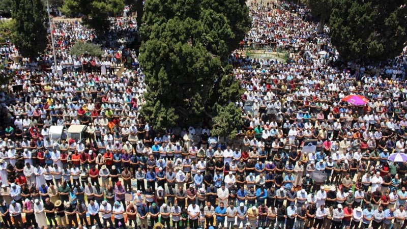 Oltre 100mila palestinesi pregano ad al-Aqsa