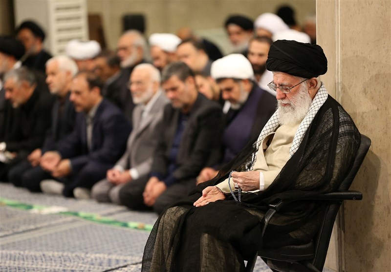 قائد الثورة الاسلامية يشارك في مراسم العزاء بذكرى استشهاد الامام علي (ع)