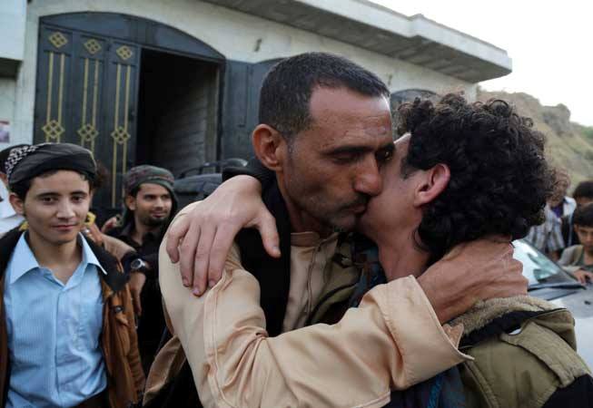 تحرير 66 أسيرا يمنيا بعملية تبادل في جبهة "الساحل الغربي" + (الأسماء)