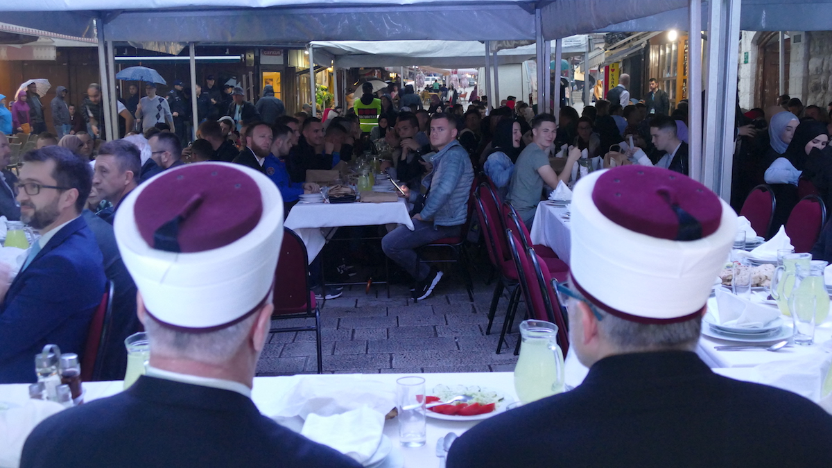 300 mladih iz regiona iftarilo sa reisom Kavazovićem