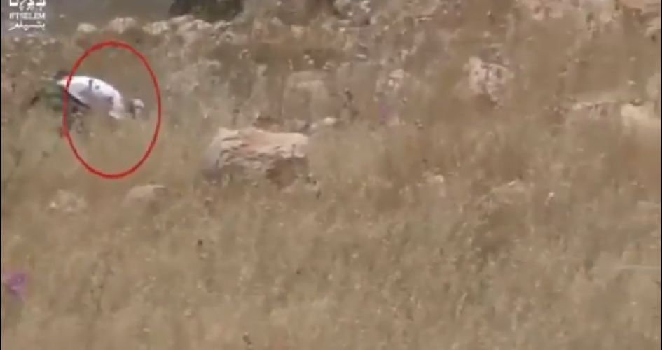 جندي "إسرائيلي" يحرق حقول الفلسطينيين في الضفة+(فيديو)
