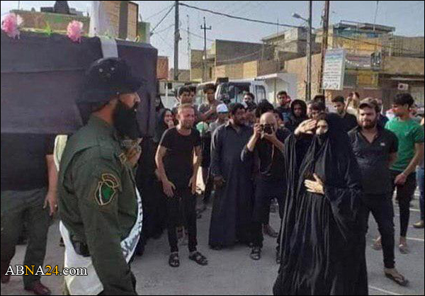 أم شهيد عراقي تستقبل جنازة إبنها بالتحية العسكرية