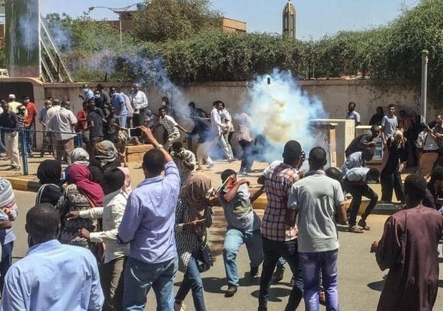 مقتل سوداني وإصابة آخرين برصاص الأمن في محيط مقر الاعتصام