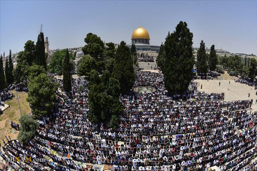 Tens of thousands attend last Friday of Ramadan in Al-Aqsa Mosque