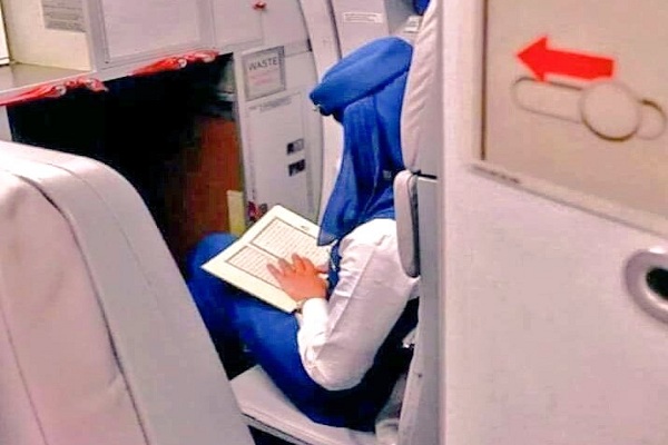 Indonesia: compagnia aerea mette a disposizione dei passeggeri copie del Corano Indonesia: compagnia aerea mette a disposizione dei passeggeri copie del Corano