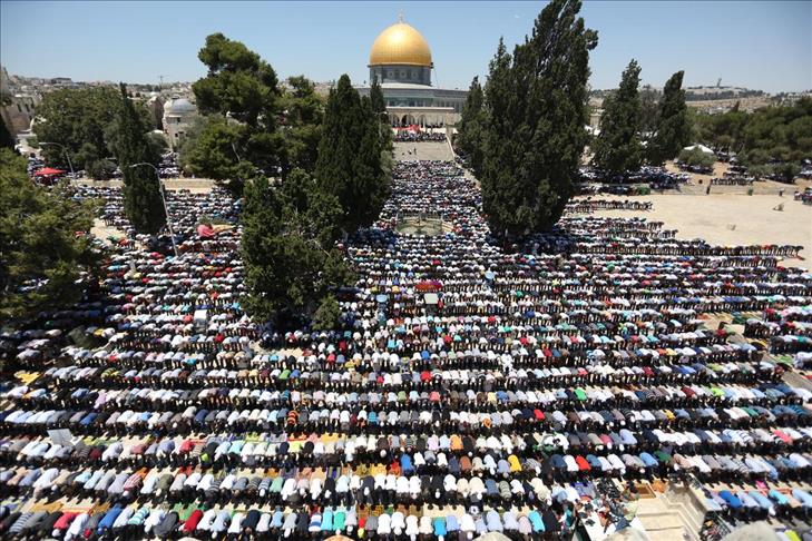 Une immense foule de musulmans prie à Jérusalem