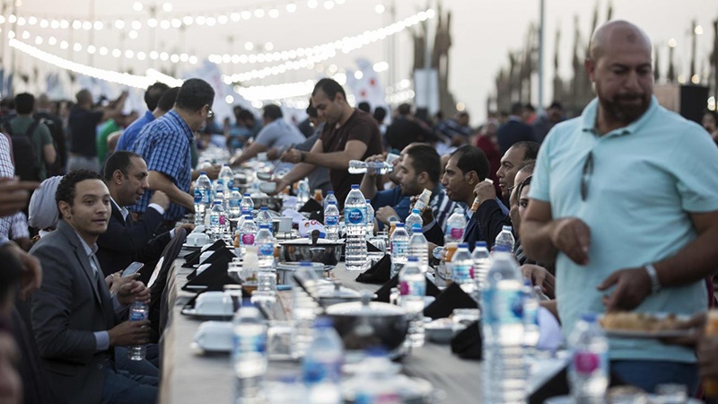 Längste Fastenbrechen-Tisch der Welt in Ägypten