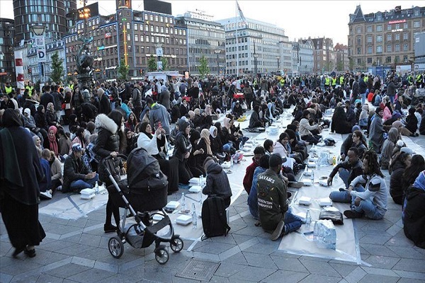 Dänemark: Rechtspopulisten greifen ein gemeinsames öffentliches Fastenbrechen (Iftar) an und verbrennen ein Koran-Exemplar