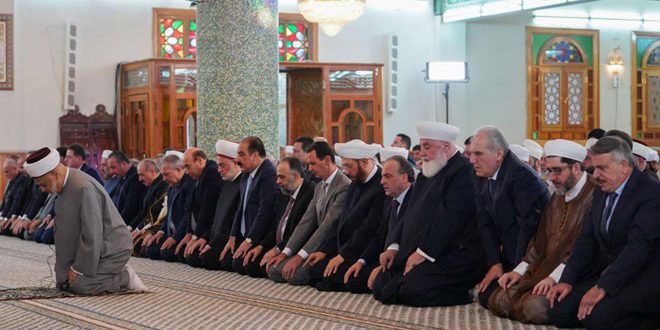 Le président Bachar al-Assad fait la prière de l’Aïd d’al-Fitr à la mosquée du président Hafez al-Assad à Damas