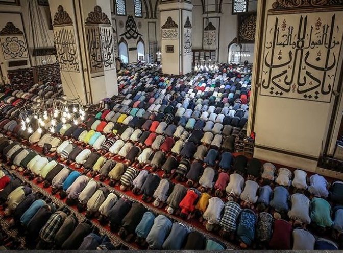مساجد أوروبا تصدح بتكبيرات "عيد الفطر السعيد"