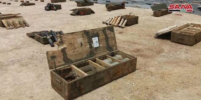 Les services compétents trouvent des armes abandonnées par les terroristes dans la banlieue de Quneitra
